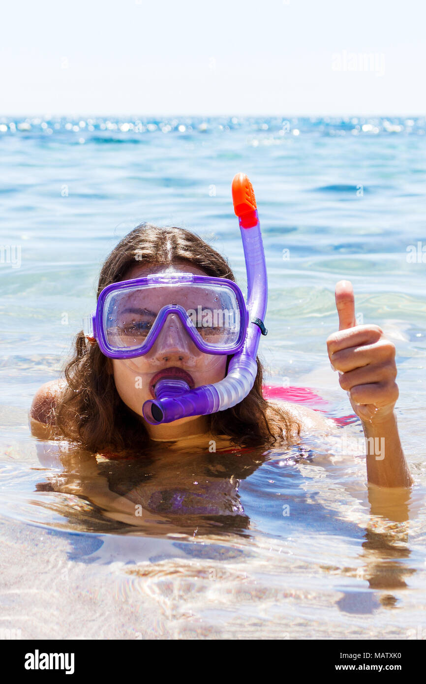 Chica con gafas de buceo y un tubo para nadar en las vacaciones de verano  Fotografía de stock - Alamy