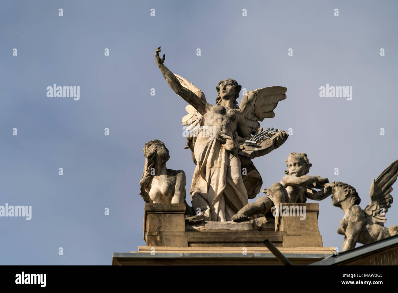 Engel mit Harfe auf dem Dach des Hessischen Staatstheater Wiesbaden, Hesse, Deutschland | Angel con arpa en el techo, Hessische Staatstheater St Foto de stock