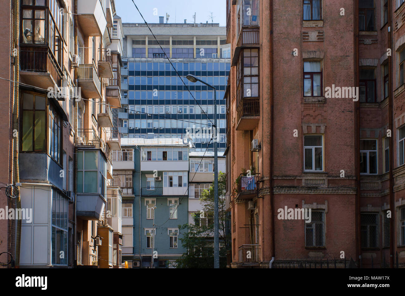 Perspectivas en Kiev, capital de Ucrania, con una multitud de estilos arquitectónicos reunión en paisaje urbano Foto de stock