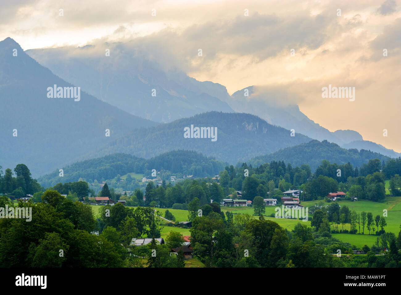 Paisaje rural de verano con casas de campo en Alpes, temprano en la mañana Foto de stock