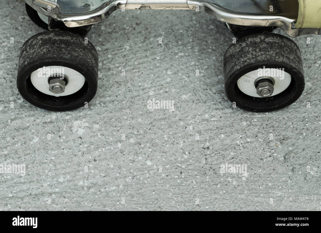 Patines de ruedas sobre suelo de cemento Fotografía de stock - Alamy