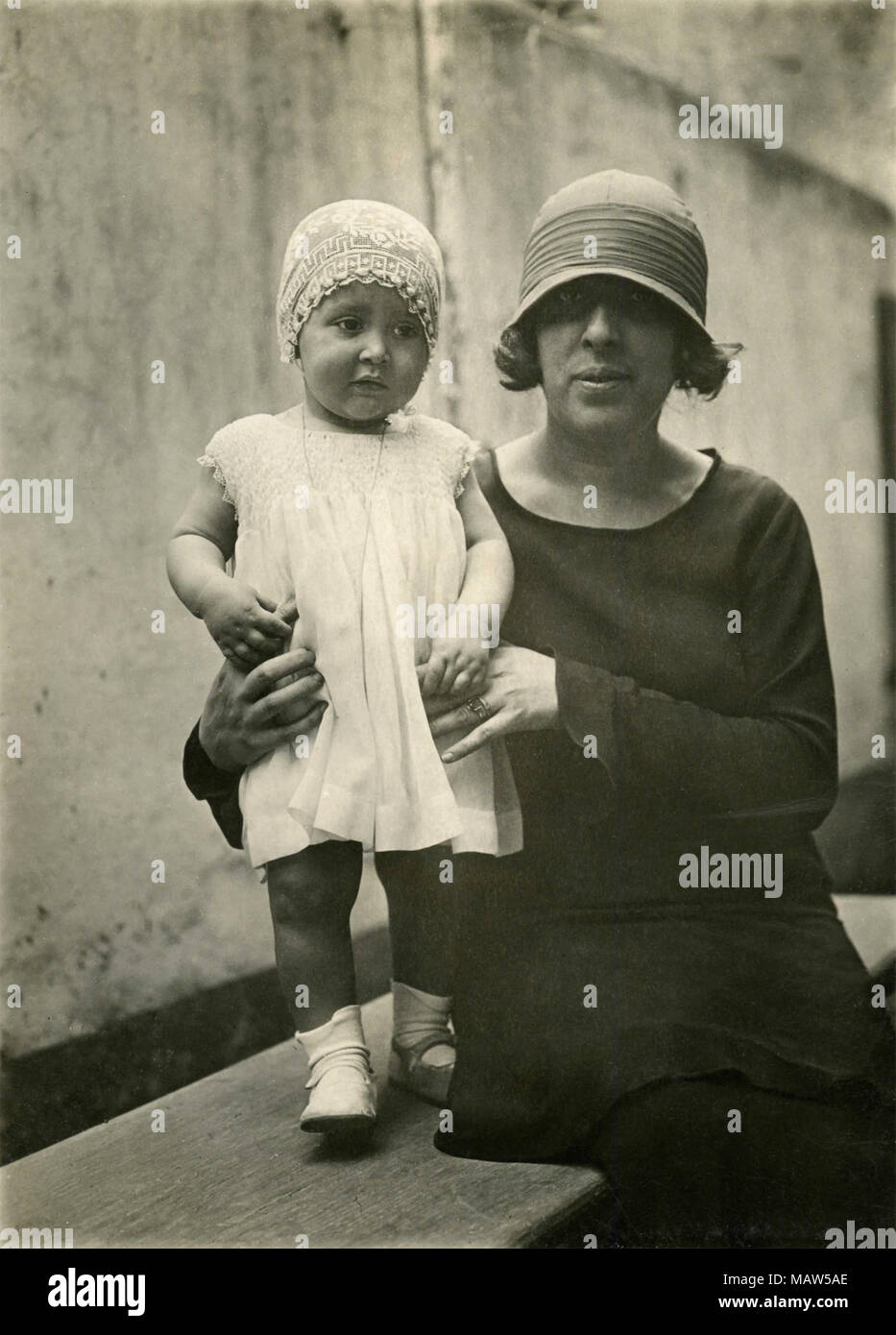 Madre e hija con sombreros, 1910s Foto de stock