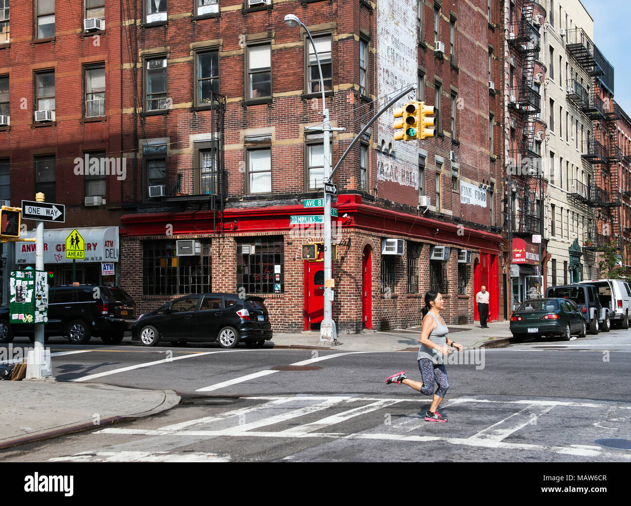 Una mujer corriendo en el East Village de Nueva York. Foto de stock