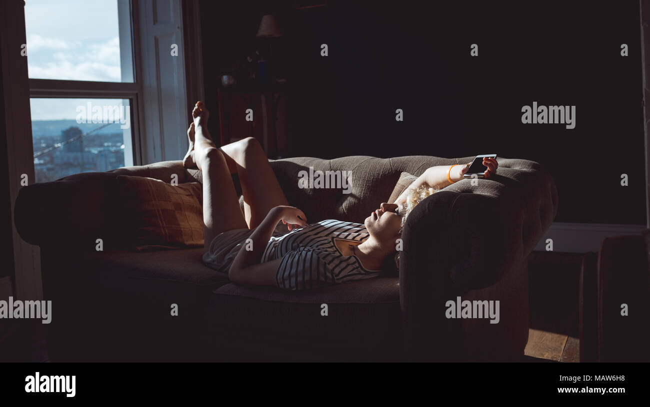 Mujer durmiendo en el salón Foto de stock