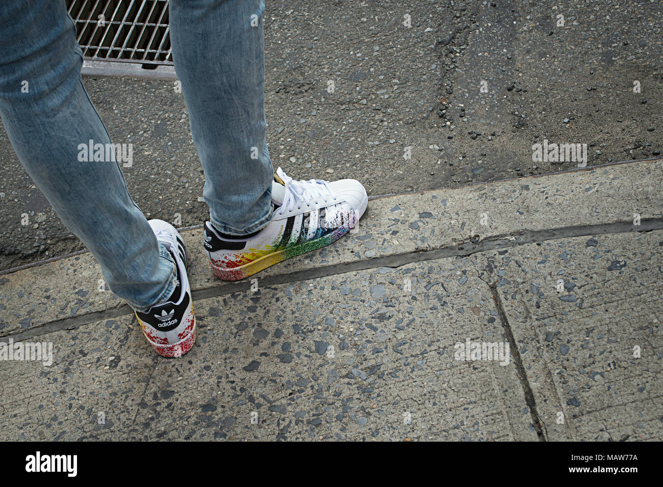 Los colores del arco iris sobre las zapatillas de tenis Fotografía de stock  - Alamy