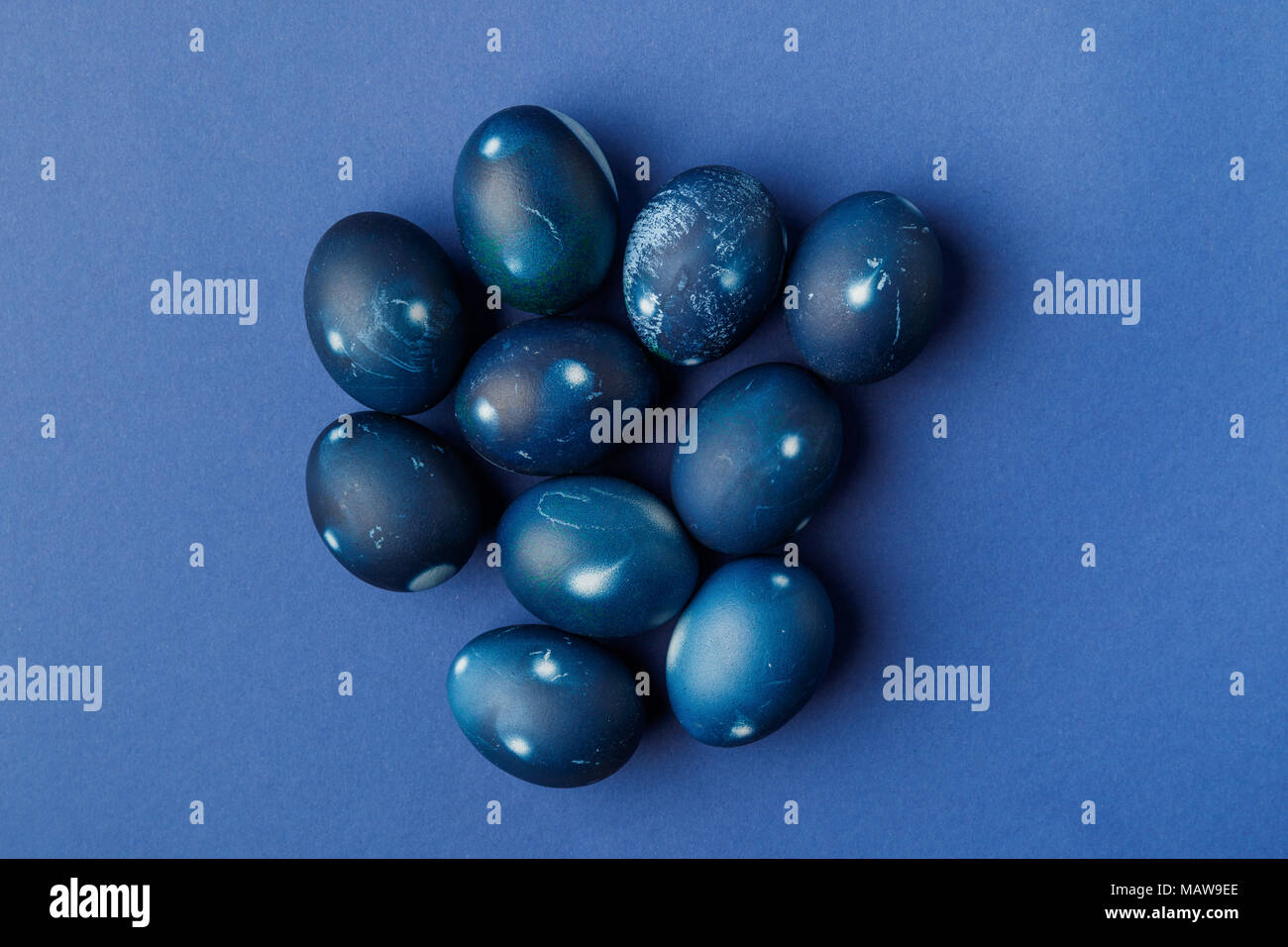 Vista superior de huevos de Pascua pintados de azul sobre azul Foto de stock