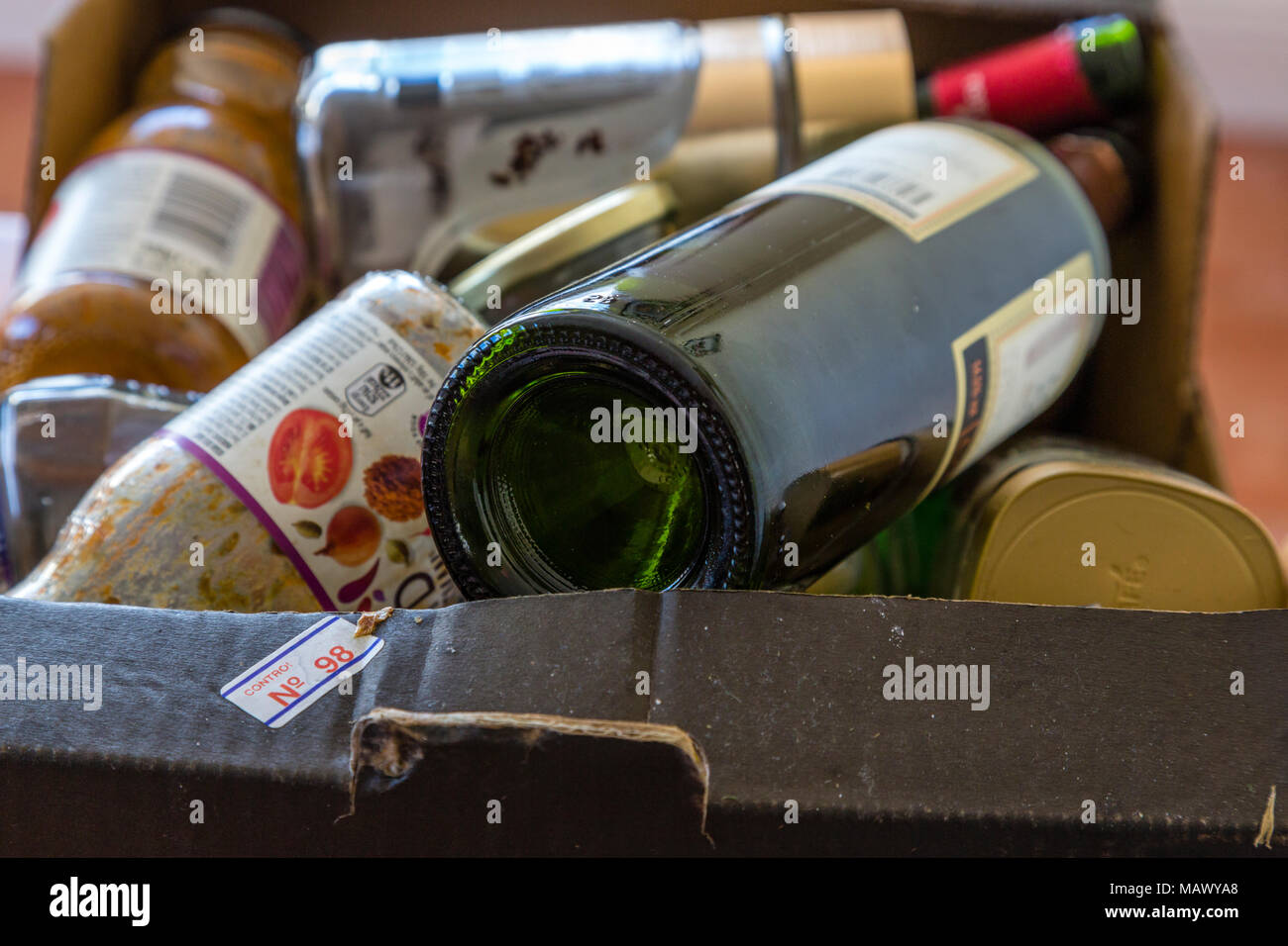 Caja de cartón con botellas y frascos de vidrio para reciclaje Foto de stock