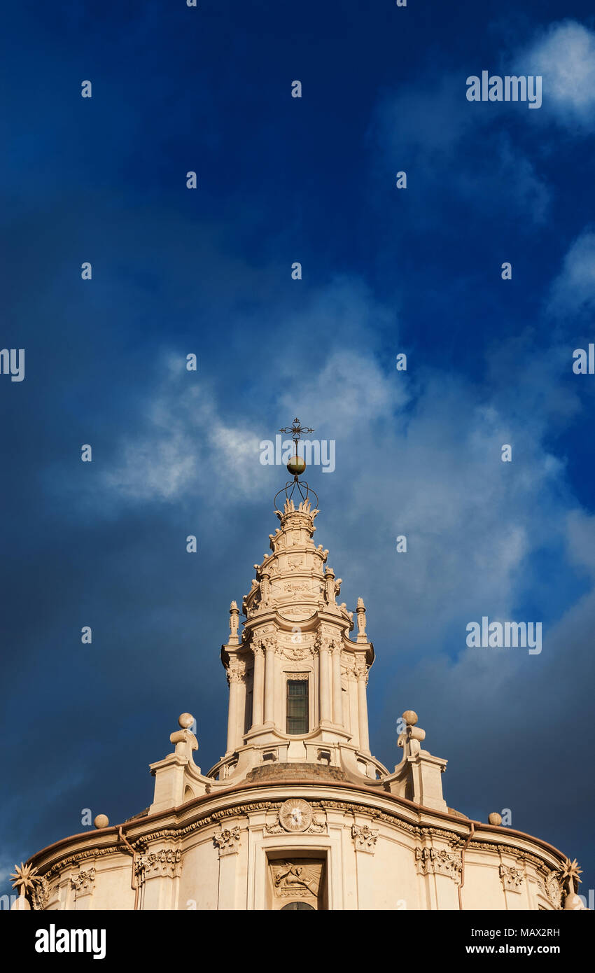 San Ivo en La Sapienza bella linterna espiral en Roma. Una obra maestra de  la arquitectura romana barroca, diseñada por el famoso arquitecto italiano  Borromini Fotografía de stock - Alamy