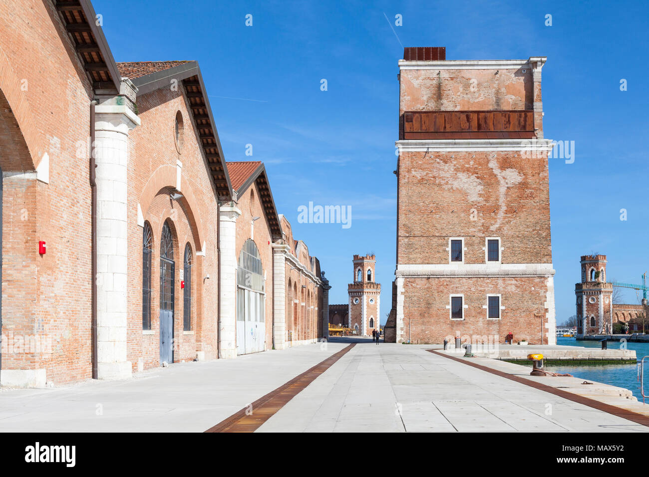 La torre de Porta Nova y la laguna entrada Arsenale, Venecia, Véneto, Italia con las dos torres de control y antiguo astillero edificios ahora utilizada por una bienal Foto de stock