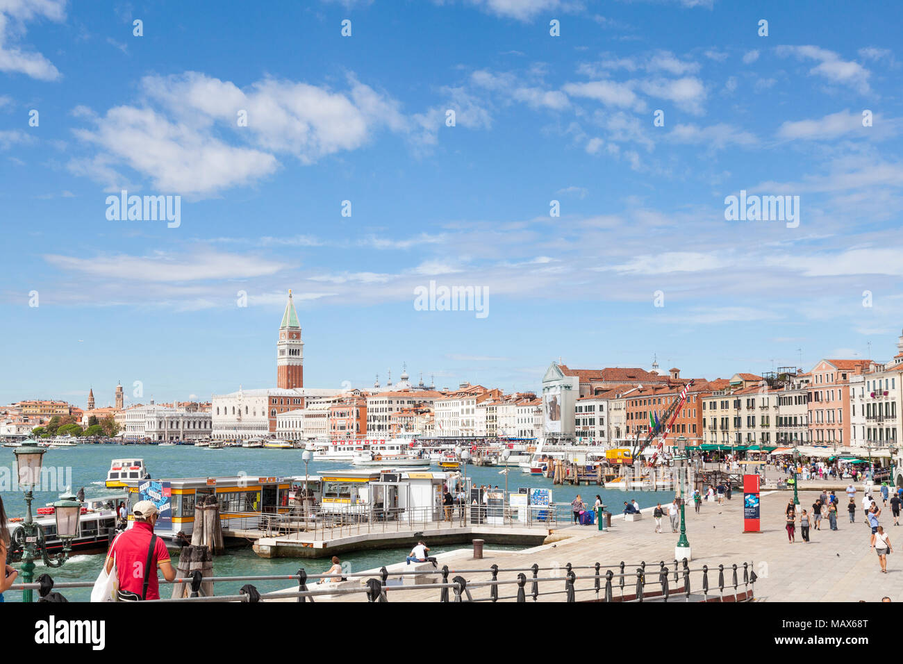 Vista elevada de Riva Ca' di Dio, y Riva degli Schiavoni, Castello, Venecia, Italia mirando a través de la cuenca de San Marcos y de la parada de vaporetto Arsenale a Foto de stock