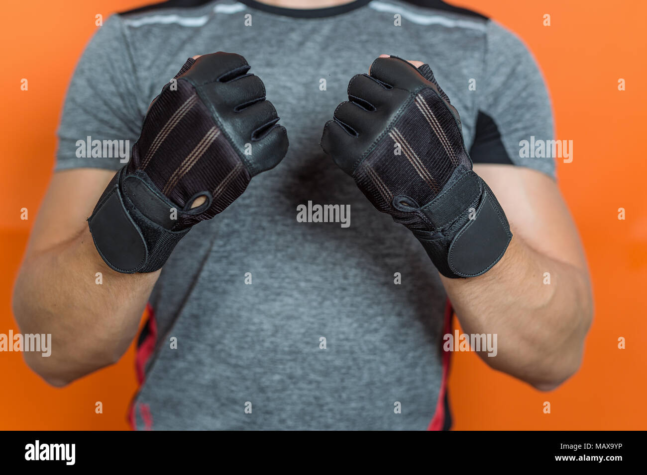 Fitness hombre preparar guantes para levantamiento de pesas Fotografía de  stock - Alamy