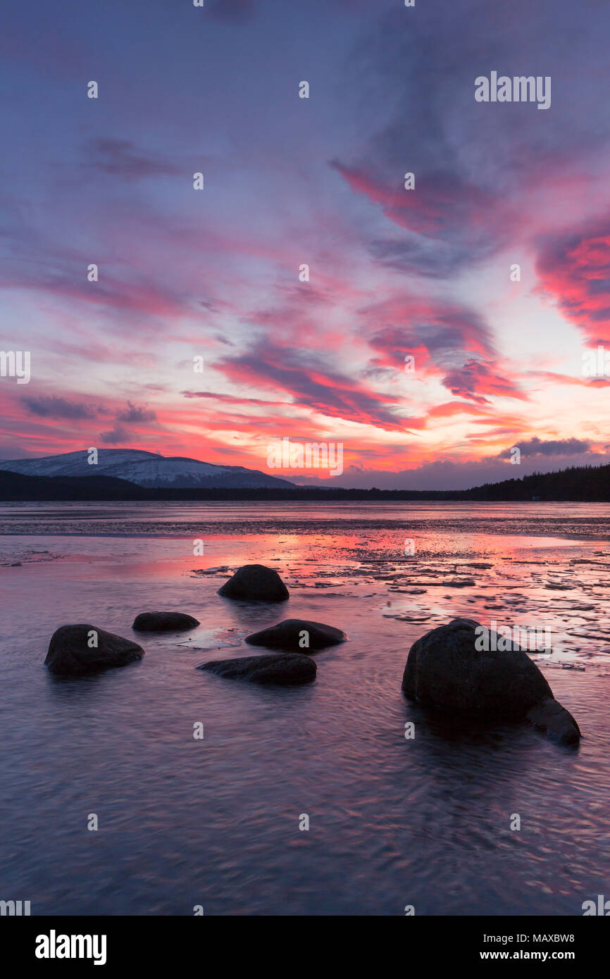 Loch Morlich al atardecer en invierno, el Parque Nacional de Cairngorms, Badenoch y Strathspey, Highland, Scotland, Reino Unido Foto de stock