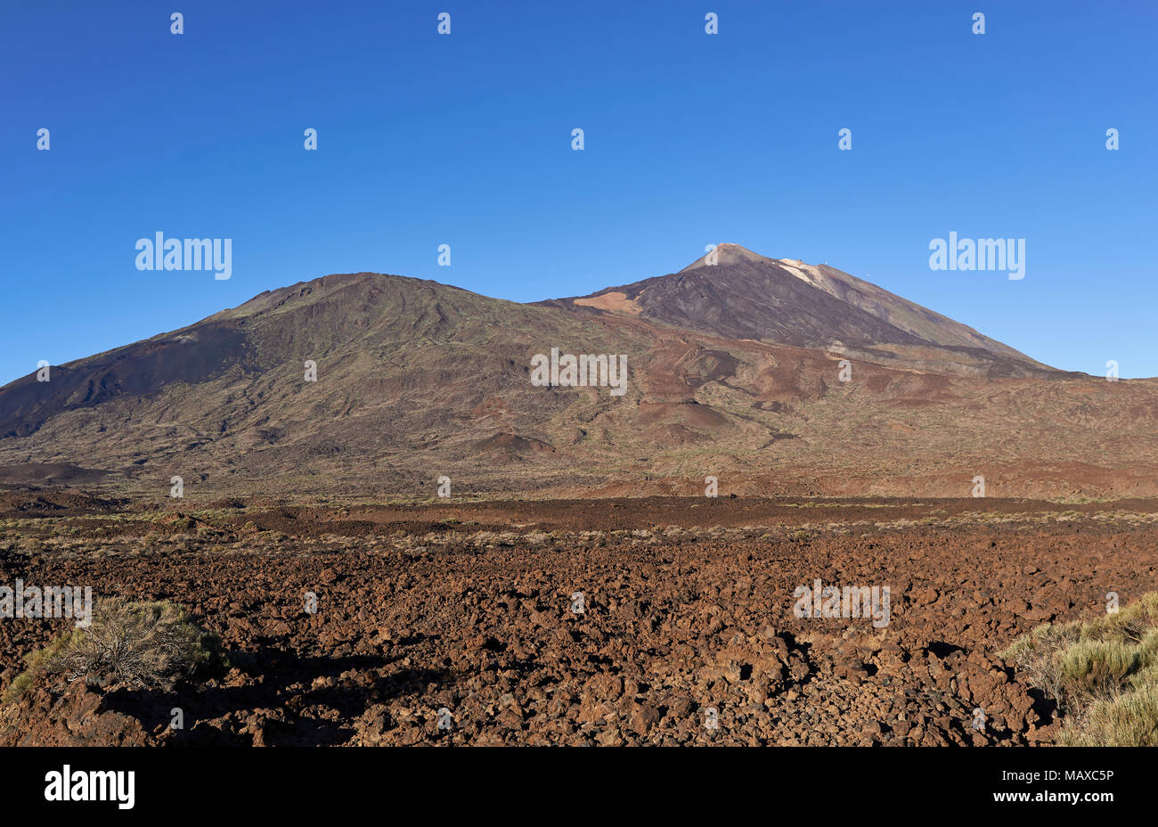 Los 3718m de cumbre del monte Tiide Tiede volcán en el Parque Nacional en Tenerife, uno de los parques nacionales más populares en Europa. Foto de stock
