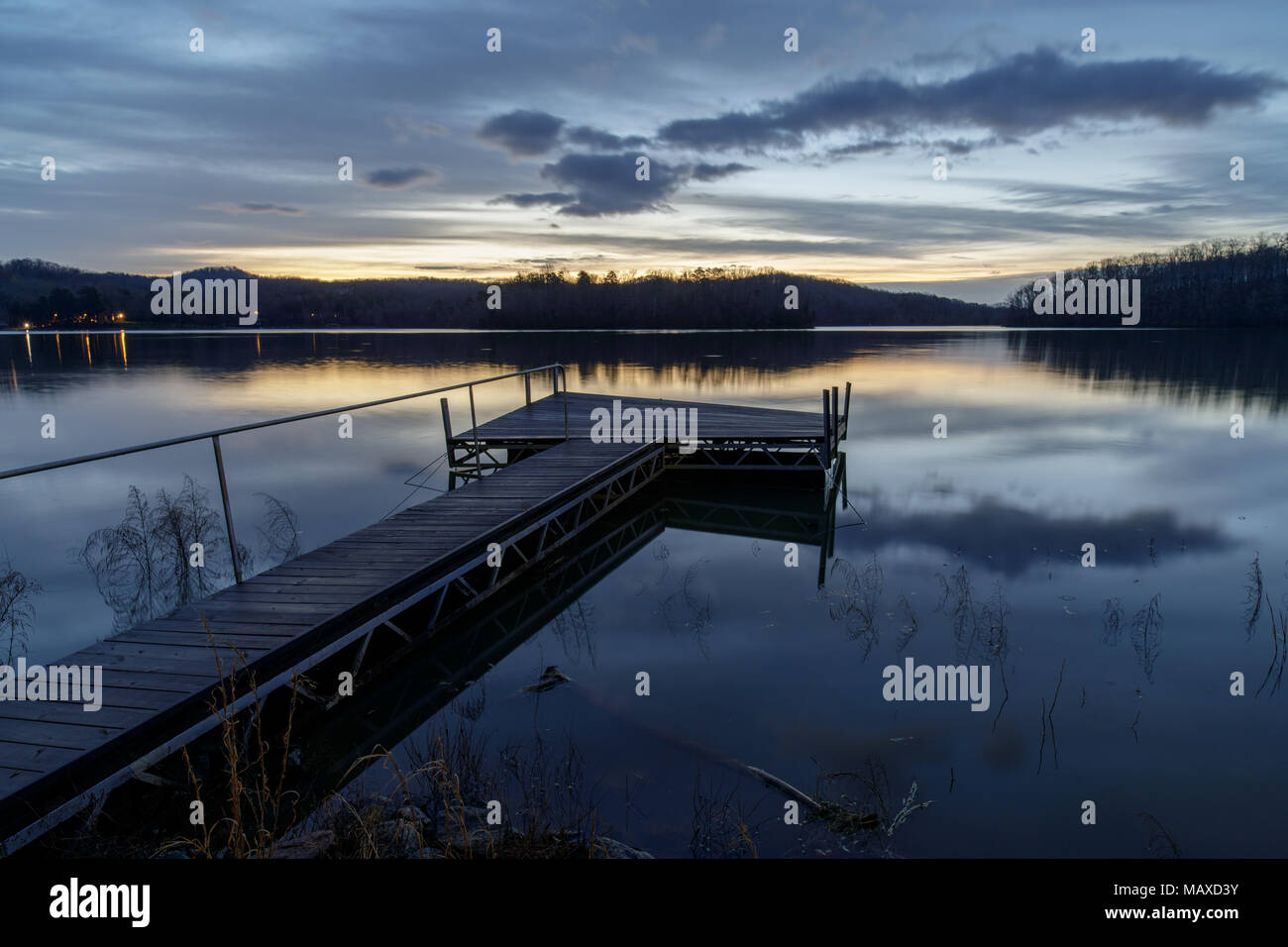 Crepúsculo matutino reflejado en el lago Sidney Lanier en Wahoo Creek Park en Gainesville, Georgia. Foto de stock