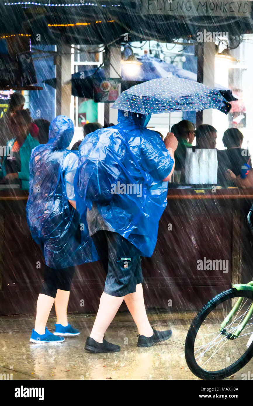 Caminando en una tormenta de lluvia en Key West, Florida Foto de stock