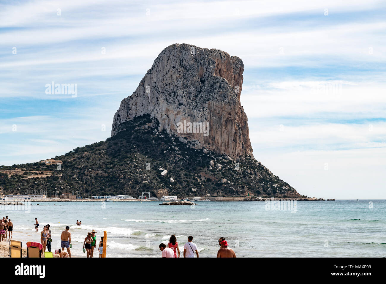 Peñón de Ifach (Calpe, Calpe, Alicante, España) con la gente en la playa. Foto de stock