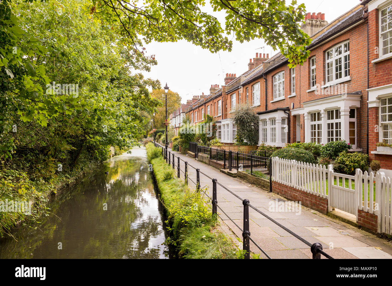 Las casas a lo largo de la ruta de acceso del Nuevo Río en Enfield Town, Londres, Reino Unido Las casas a lo largo de la ruta de acceso del Nuevo Río en Enfield Town, Londres, Reino Unido