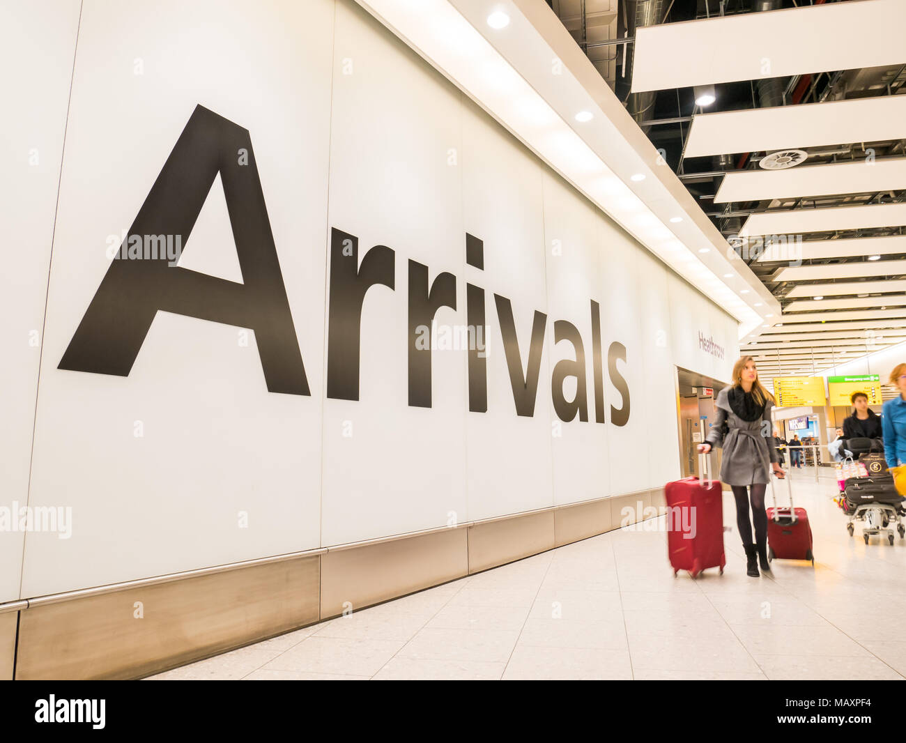 Las llegadas a la Terminal 4 del aeropuerto de Heathrow, Londres, Reino Unido. Foto de stock