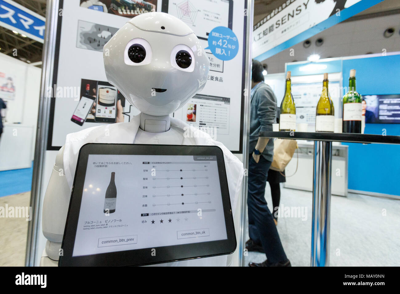 Tokio Japon El 5 De Abril De 18 Un Softbank S Robot Humanoide Pimienta Como Sommelier Guia Es Visto En La Segunda Ai Expo En Tokyo Big Sight El 5 De Abril De