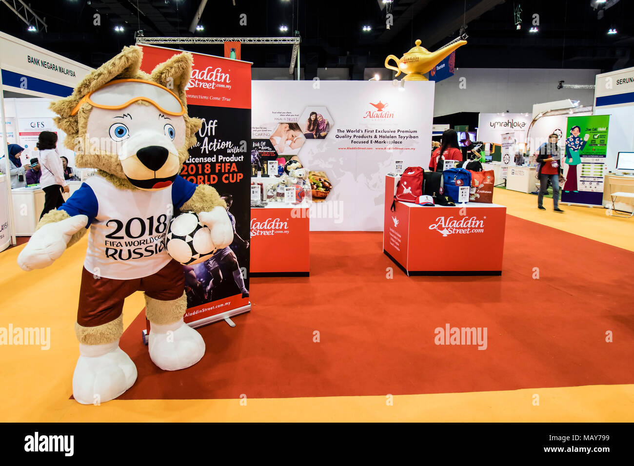 Kuala Lumpur, Malasia. El 5 de abril, 2018. FIFA 2018 Rusia fiebre llegó a  Kuala Lumpur, Malasia. FIFA 2018 mascota y otros productos está disponible  en línea. © Danny Chan/Alamy Live News