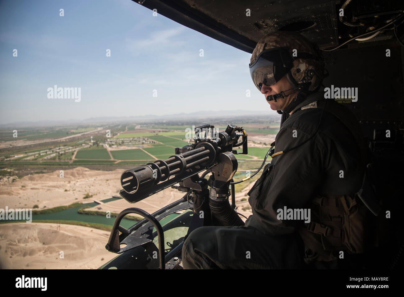 Los Marines de EE.UU. asignados a la Aviación Marina Escuadrón de armas y tácticas (MAWTS) 1 viajes a Chocolate Antena Montaña Tiro para llevar a cabo una eliminación de artefactos de aviación y apoyo aéreo próximo ejercicio en apoyo de armas y tácticas Instructor 2-18 en Marine Corps Air Station Yuma, Arizona, el 3 de abril. El WTI es un evento de capacitación de siete semanas hospedado por MAWTS-1 cadre, que enfatiza la integración operacional de las seis funciones de aviación del Cuerpo de Infantería de Marina en apoyo de una masa de aire marino Task Force y proporciona entrenamiento táctico avanzado estandarizado y certificación de instructor unidad qualifica Foto de stock