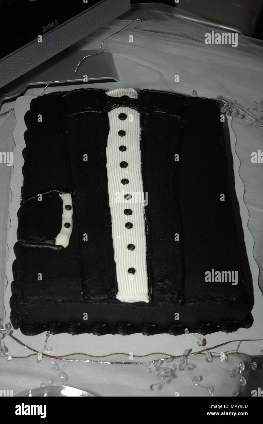 Una torta de novio parece un esmoquin Fotografía de stock - Alamy