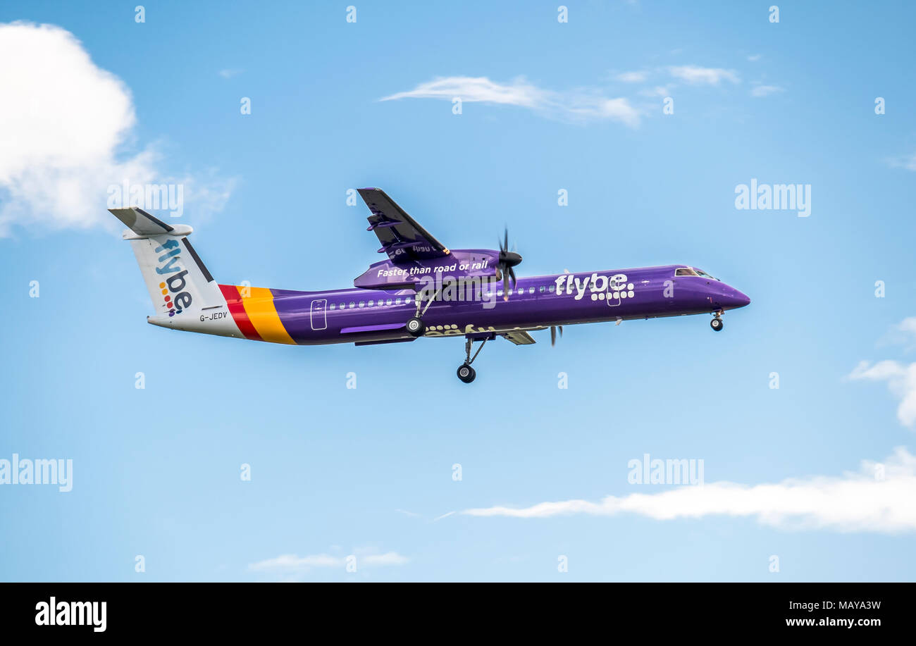 Düsseldorf, Alemania - 05 de octubre 2017: Flybe Bombadier Dash 8 Q400 de aterrizar en el Aeropuerto de Dusseldorf Foto de stock