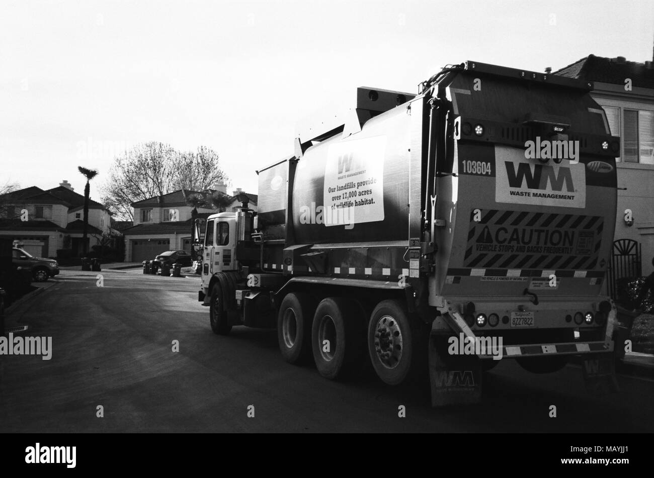 Gestión de residuos Reciclaje colecciones de camiones se niegan en un barrio suburbano en la madrugada, San Ramón, California, 2 de febrero de 2018. () Foto de stock