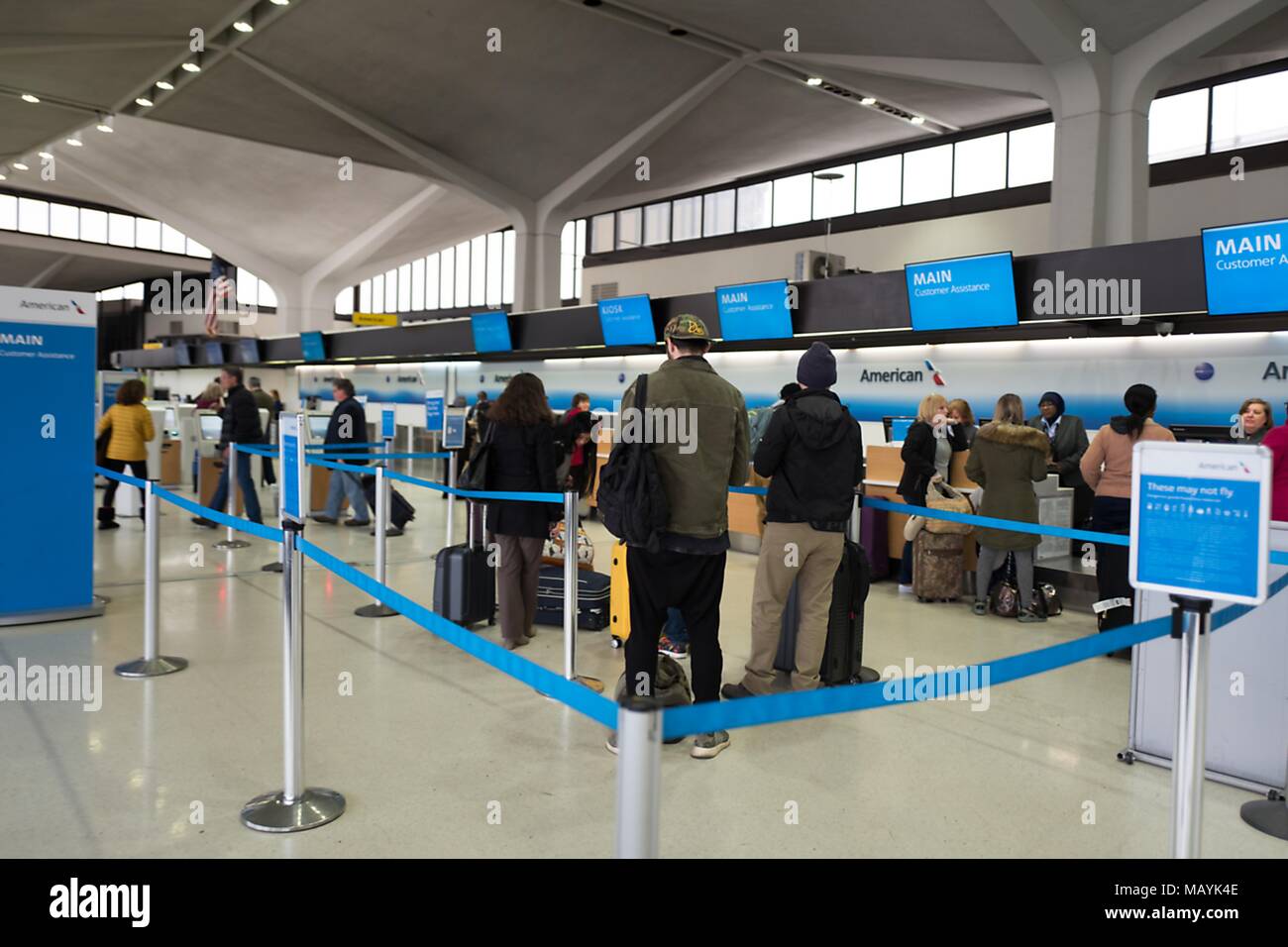 Los clientes están en línea y prepararse para facturar en mostrador de American  Airlines en el Aeropuerto Internacional de Newark en Newark, Nueva Jersey,  21 de marzo de 2018 Fotografía de stock - Alamy