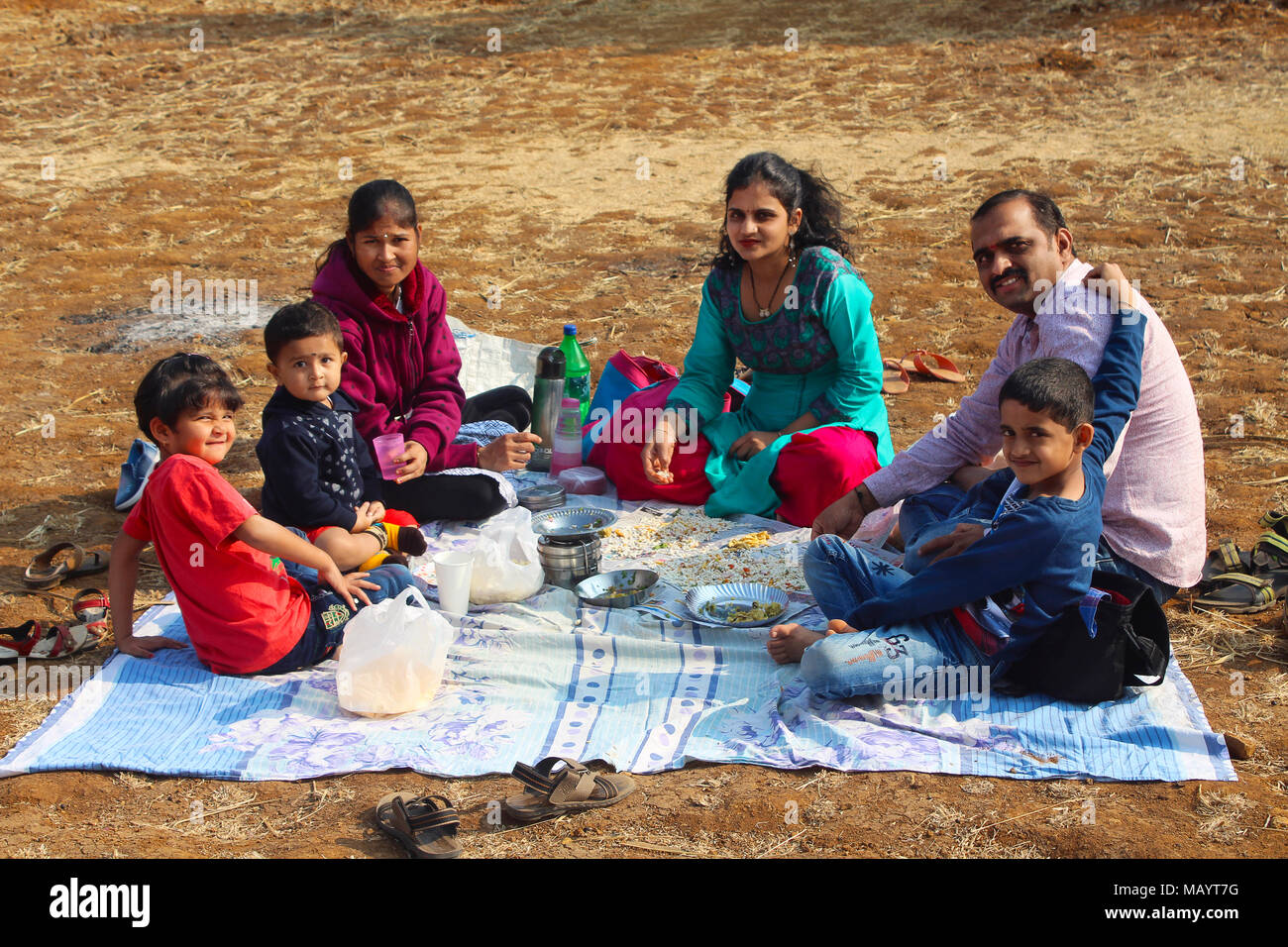 La familia india desayunando en la granja cercana Tamihini ghat en Pune Foto de stock