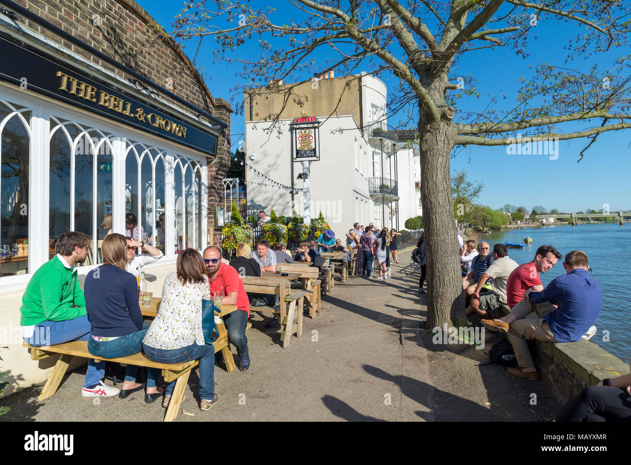 La Campana y Crown Pub ribera del Támesis, Strand-on-the-green, Chiswick, Londres, Reino Unido. Foto de stock