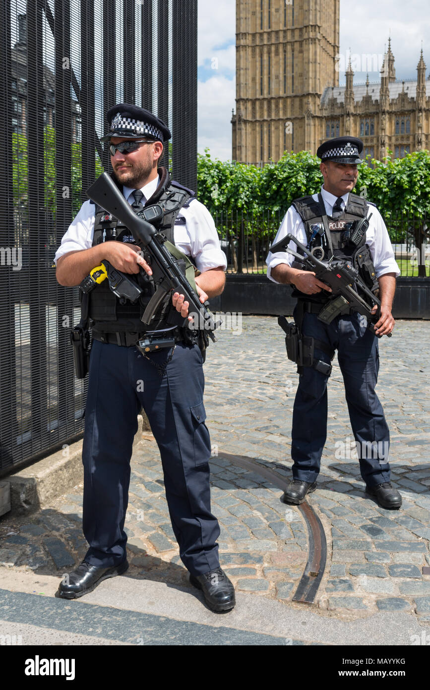 Policías armados fuera de las Casas del Parlamento, London, UK Foto de stock
