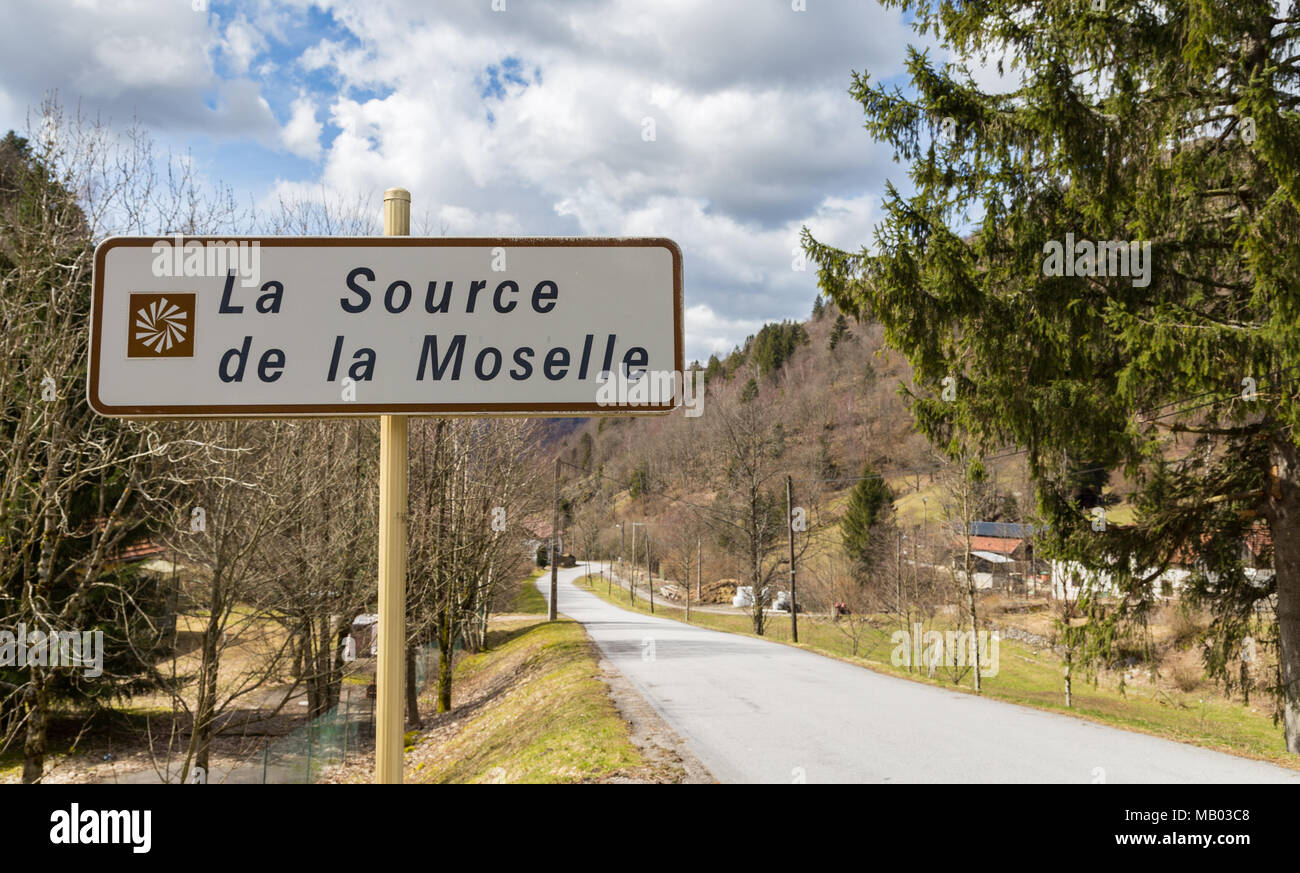 La fuente de la calle Moselle firmar en Bussang Vosges. Foto de stock