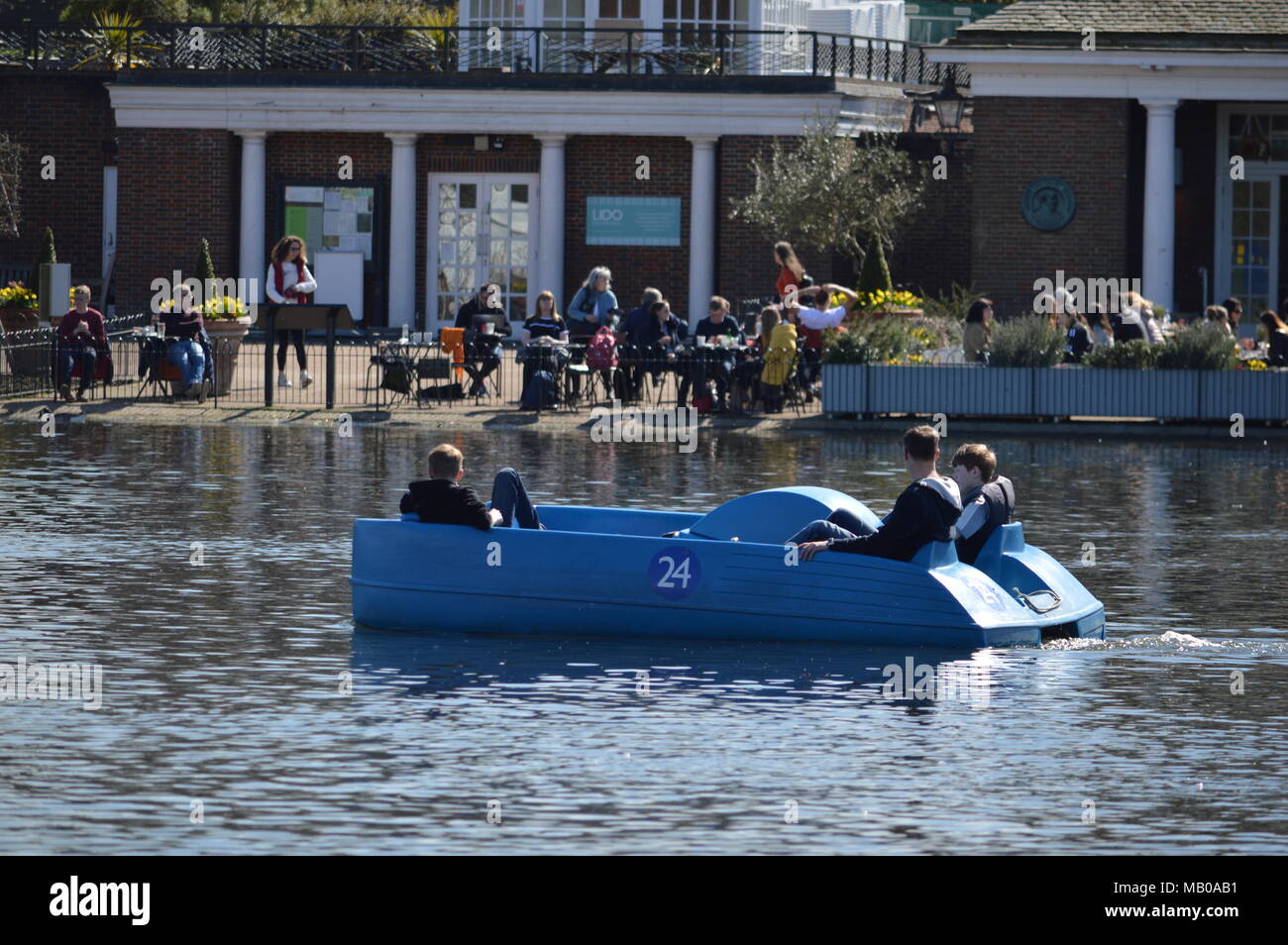 Una familia con un hidropedal sobre el lago Serpentine en Hyde Park, Londres Foto de stock