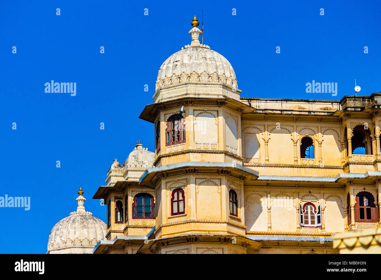 Tumba del Palacio de la ciudad, Udaipur, Rajasthan, India. El Palace, Udaipur, que estaba destinado a ser uno de los palacios más grandes del mundo. Foto de stock