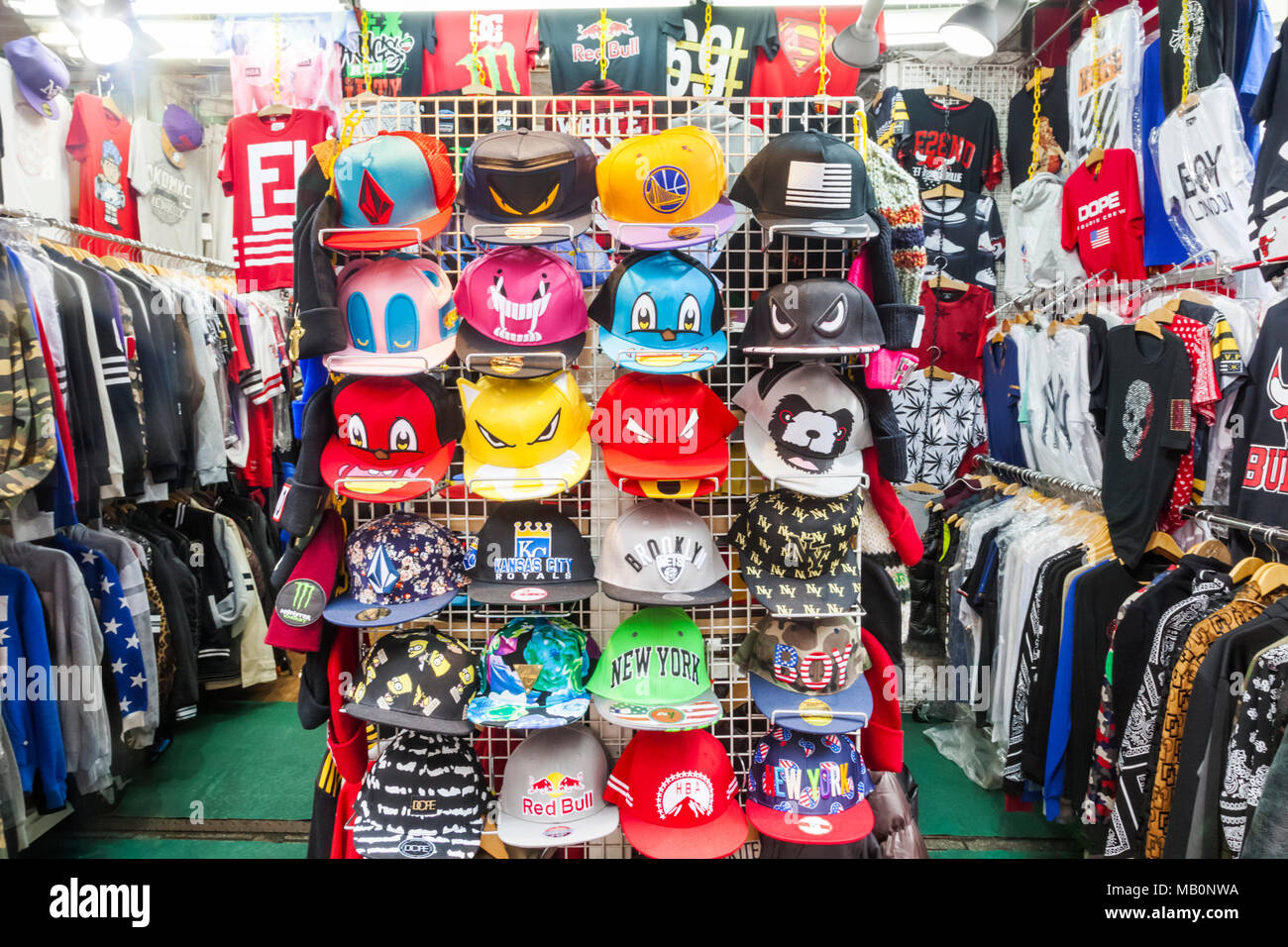 Japón, Hoshu, Tokio, Ueno, Ameyoko calle comercial, tienda de gorras de  béisbol Fotografía de stock - Alamy