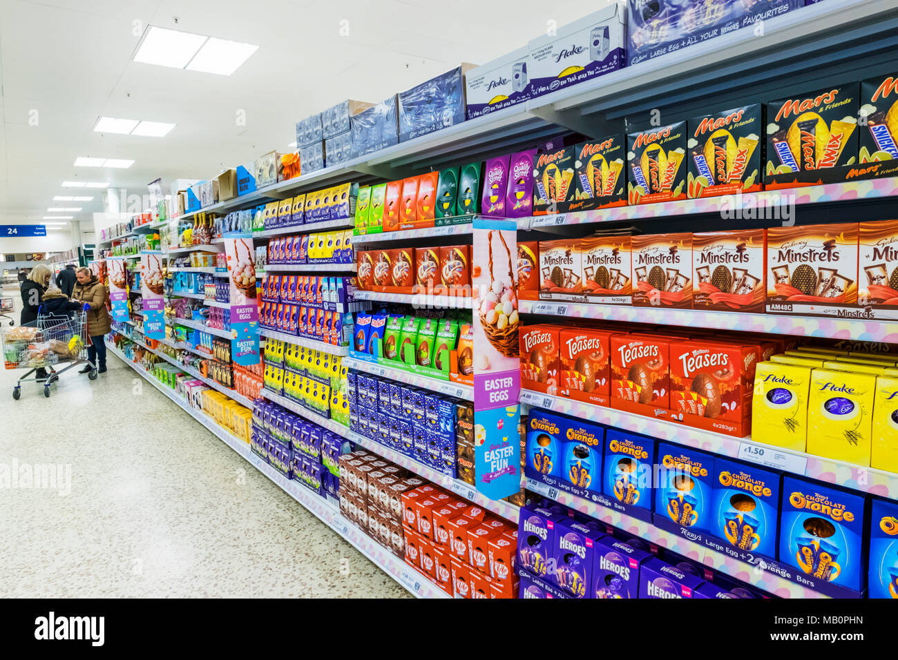 Inglaterra, Londres, Supermercado Visualización de Chocolate Foto de stock
