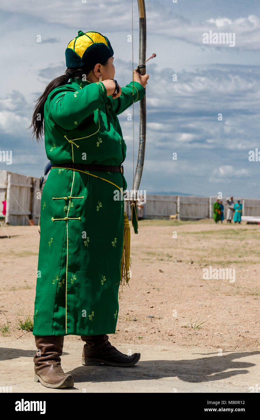 Las mujeres de la competencia de tiro con arco, el Festival de Naadam, Murun Foto de stock