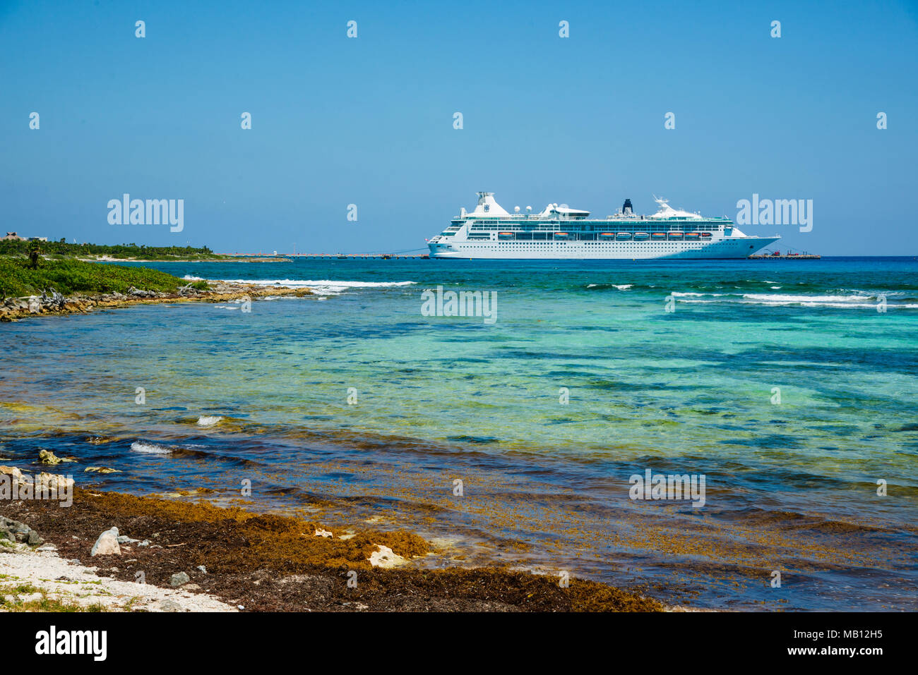 Cruise shipThe destino de Cruceros Costa Maya México América es una parada popular en el Caribe Occidental crucero tour y ofrece tiendas y otras Foto de stock