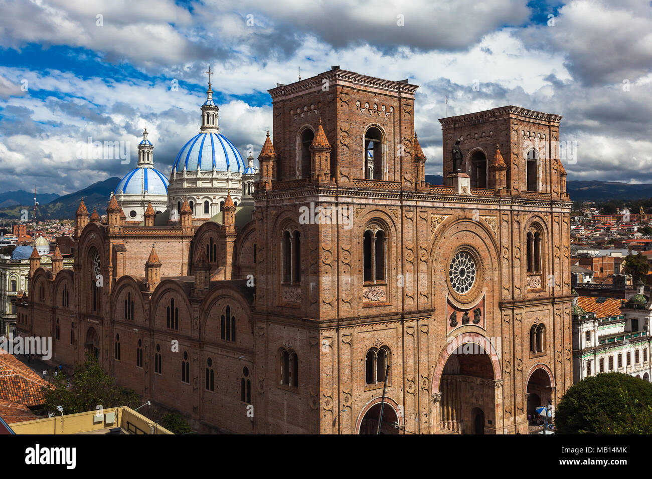 Catedral construida de ladrillos en el centro de la ciudad de Cuenca,  Ecuador Fotografía de stock - Alamy