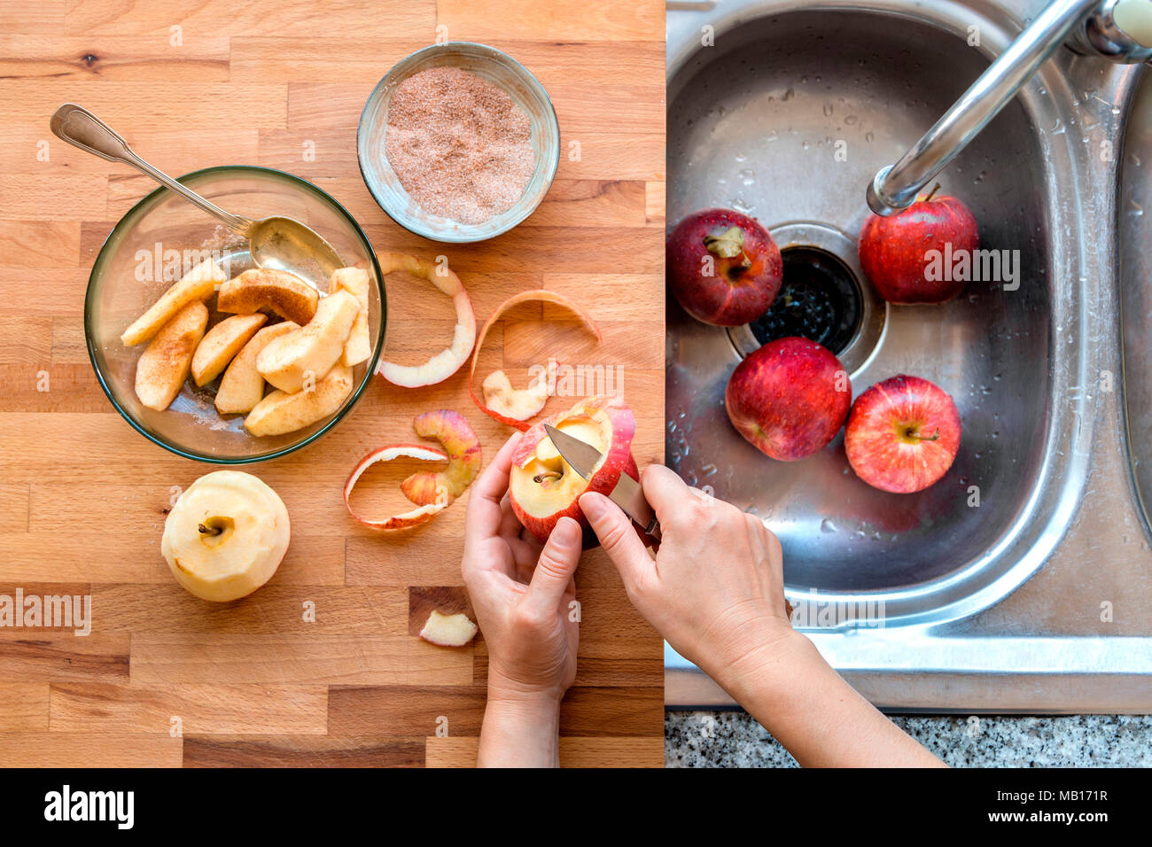 Pelando un melocoton Stock Photo