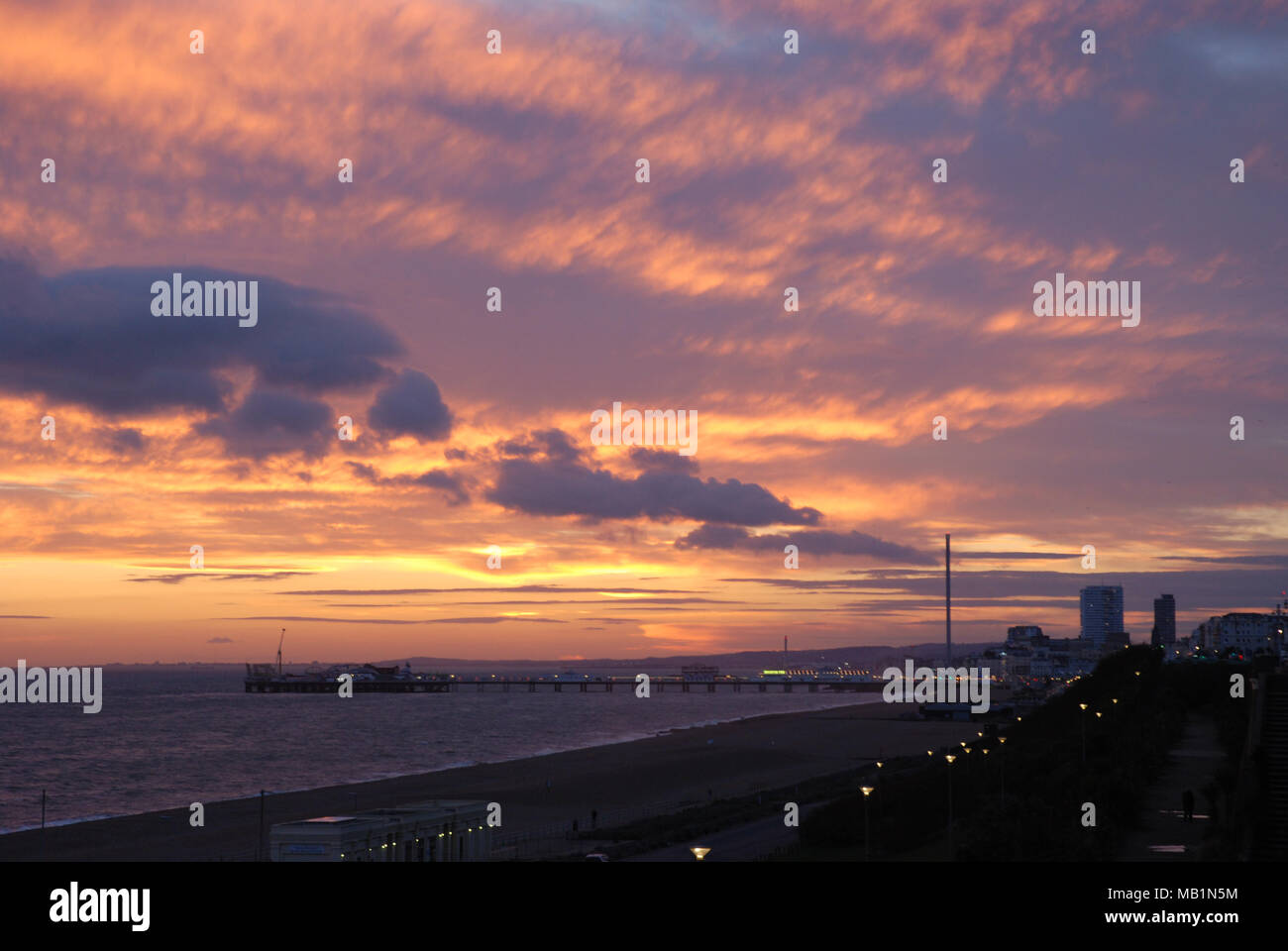 Vista de la puesta de sol de Brighton Pier o Palace Pier Foto de stock