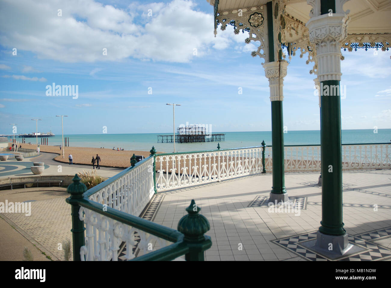 La vista lateral del quiosco de Brighton con la vista del West Pier en el fondo, así como una vista parcial del lejano de Brighton Pier Foto de stock