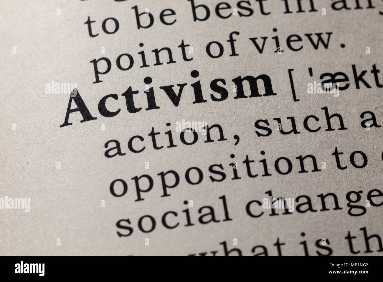 Diccionario de falsos, definición de diccionario de la palabra activismo. incluidas las principales palabras descriptivas. Foto de stock