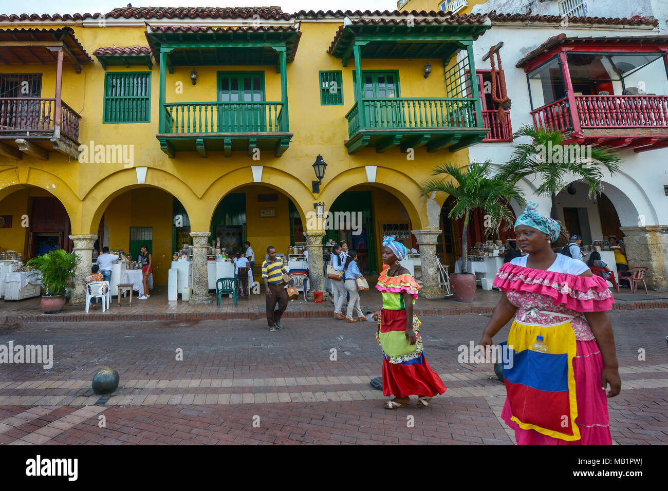 Cartagena, Colombia - Agosto 3, 2017: las mujeres colombianas con traje tradicional en Cartagena en Colombia. Foto de stock