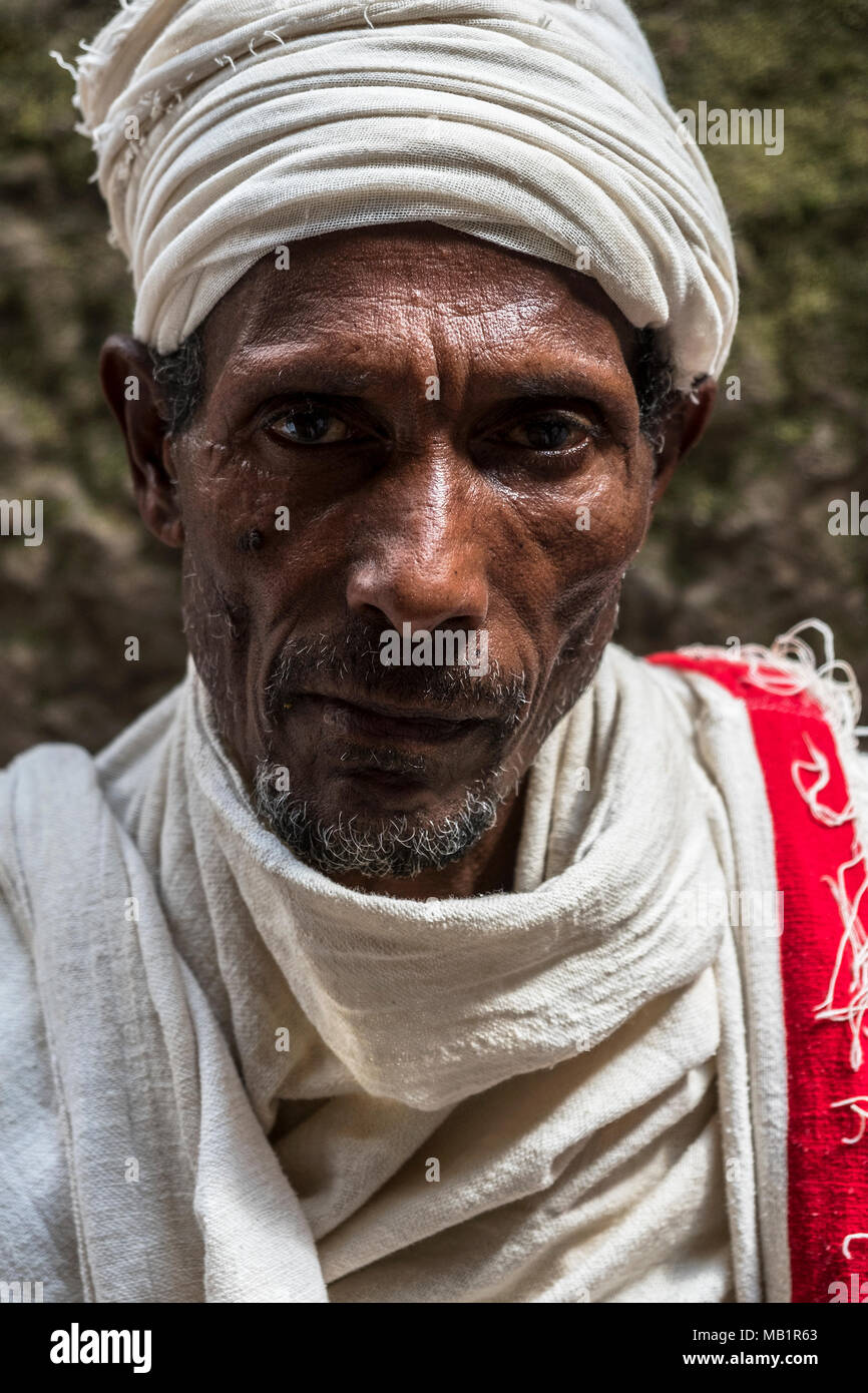 Lalibela, Etiopía - Enero 7, 2018: peregrino posando para un retrato en Bet Giyorgis, una de las iglesias excavadas en la roca de Lalibela en Etiopía. Foto de stock