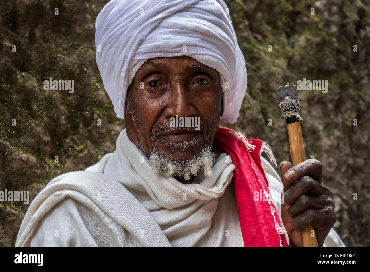 Lalibela, Etiopía - Enero 7, 2018: peregrino posando para un retrato en Bet Giyorgis, una de las iglesias excavadas en la roca de Lalibela en Etiopía. Foto de stock