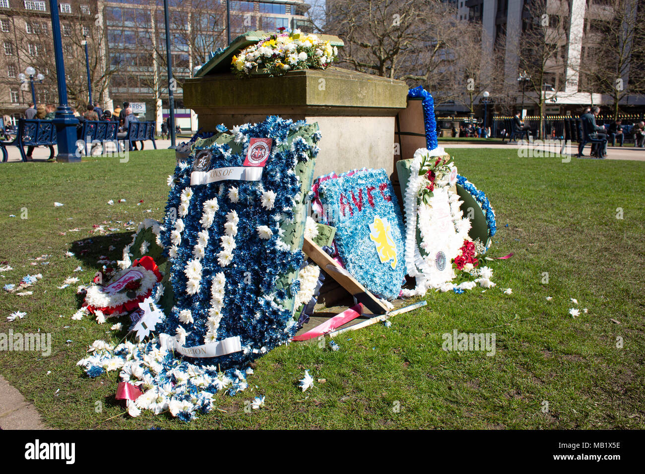 El memorial en Birmingham catedral motivos a las 21 personas que murieron en los atentados de 1974, pub. El monumento está decorado ingenio elementos desde una reciente marzo Foto de stock