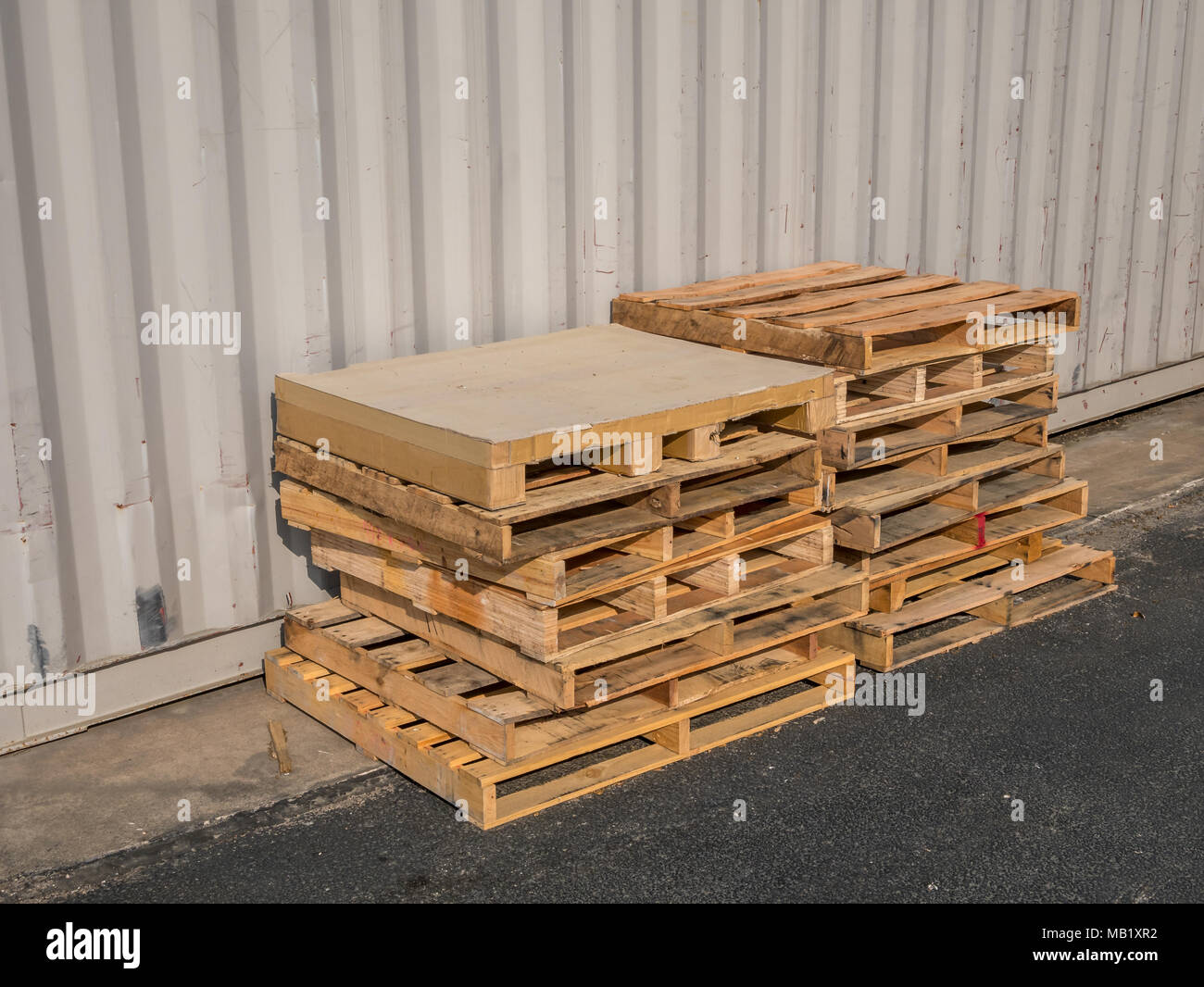 Pequeño montón de palets de madera junto a la carretera Fotografía de stock  - Alamy