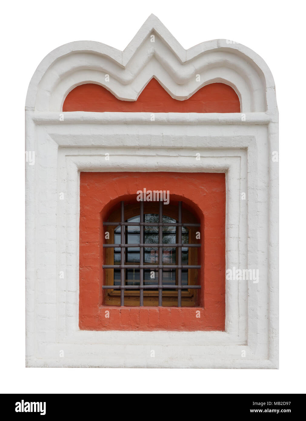 La ventana de la antigua iglesia medieval está enmarcado por un yeso blanco clype. El cristal está protegido por una gruesa reja de hierro. Aislado en blanco con parche Foto de stock